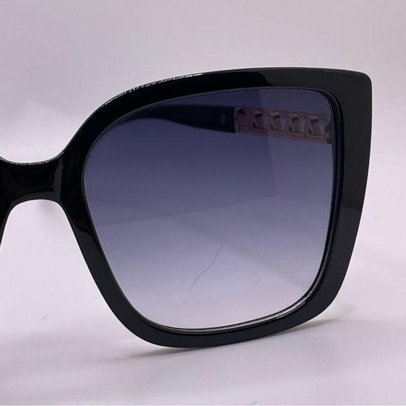 Stylish Oversized Black Fame Sunglasses with Gold Chain Style Temples - Picture 8 of 9
